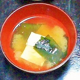 絹ごし豆腐とわかめの味噌汁